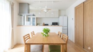 自然光が差し込む清潔で整頓されたダイニングキッチン
