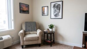 お気に入りのアームチェア、サイドテーブル、アートや植物で飾られた、自分だけの心地よいリラックスコーナー