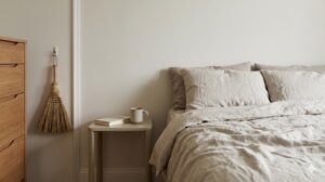 完璧すぎず適度に整った、リラックスできる雰囲気の寝室と壁にかけられたほうき