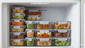 同じ種類のガラス保存容器が整然と並び、定位置管理された一人暮らしの冷凍庫