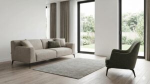 家具の配置を変えて空間に抜け感を作ったリビング。ソファを壁から離し、アームチェアとの間に余白を持たせることで、視線が大きな窓へと抜け、開放的で広がりを感じる空間になっている。