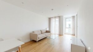 明るい色使いと低い家具で狭い部屋を広く見せるテクニックを使ったインテリア