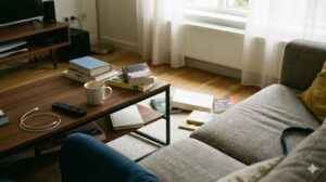 何もしない日にソファから見た、本やカップが散らかったリビングの様子