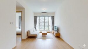 視線が抜けるすっきりとした家具配置の狭いリビングルーム