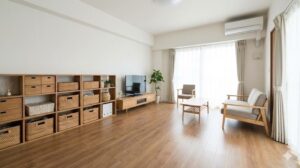 物が少なく整理整頓された広々としたリビングルームの全景