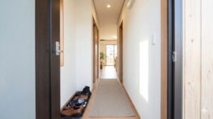 狭いながらも動線が確保されすっきりと片付いた玄関の廊下