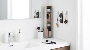 壁掛けフックやスリムな棚を活用した狭い洗面台の収納アイデア