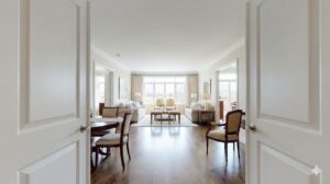 部屋の入り口から窓に向かって視線が抜ける、奥行きを感じさせる開放的なリビングのレイアウト。