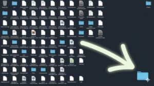 雑然としたファイルアイコンで埋まったデスクトップ画面を避け、光る矢印が別の整理された場所へ向かっているイメージ