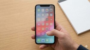 スマートフォンのホーム画面の下部、親指の届く範囲にアプリを配置する「固定席」を示す白い枠線と、そこをタップする親指のスマートフォンの写真。